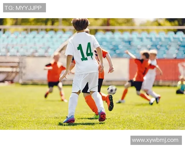 阳光下踢足球的小男孩快乐奔跑的瞬间与梦想的追逐